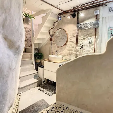 Le Petit Triangle Excentrique - Atypical House *